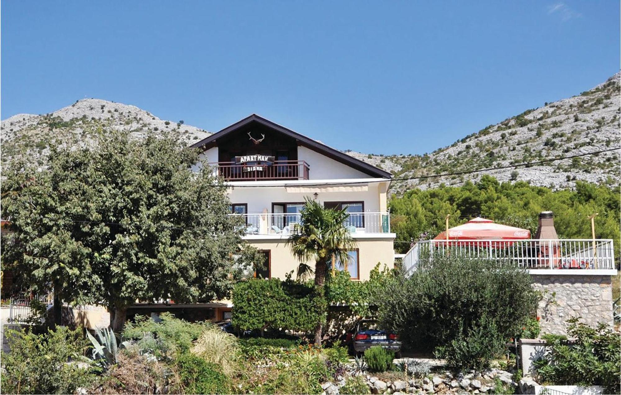 2 Bedroom Lovely Apartment In Starigrad Paklenica Exterior foto